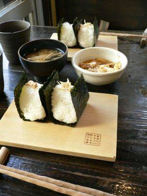 Onigiri_at_an_onigiri_restaurant_by_zezebono_in_Tokyo.jpg